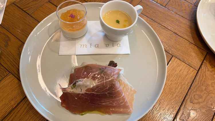 前菜の生ハムサラダ、さつまいもスープ、コンソメジュレがかかったムースです。