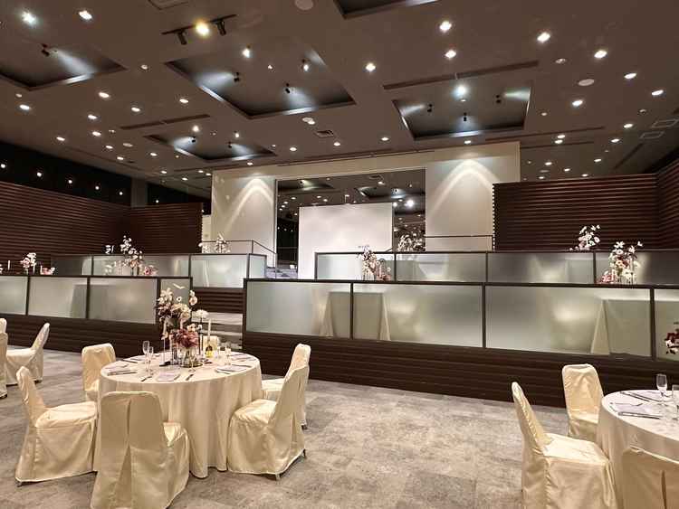 披露宴会場、LOWES