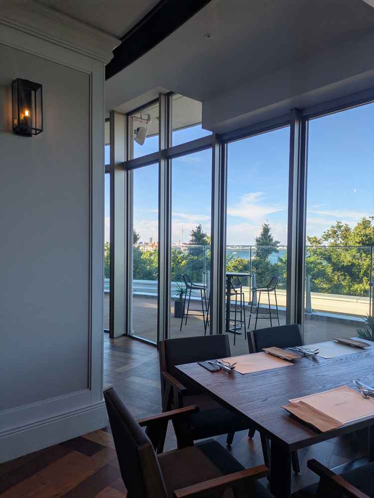 控室には椅子が多く用意でき、ゲストが座って待つことができるのが良い。