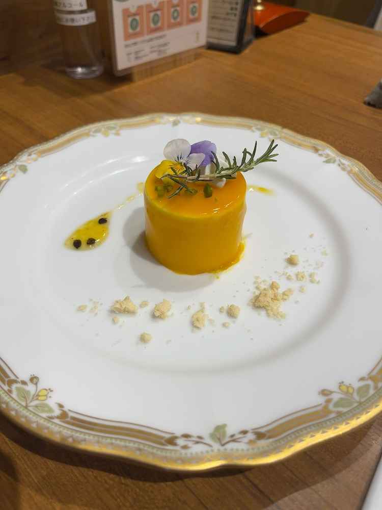 デザート　マンゴーでしたがぺろりでもっと食べたくなりました。