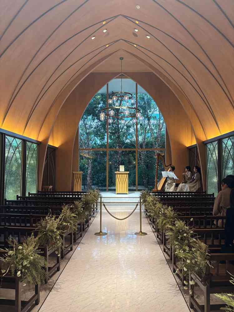 実物は写真よりもすごく明るくて演出も素敵なチャペルでした。