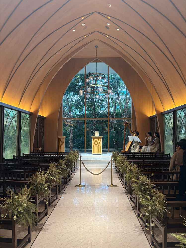 実物は写真よりもすごく明るくて演出も素敵なチャペルでした。