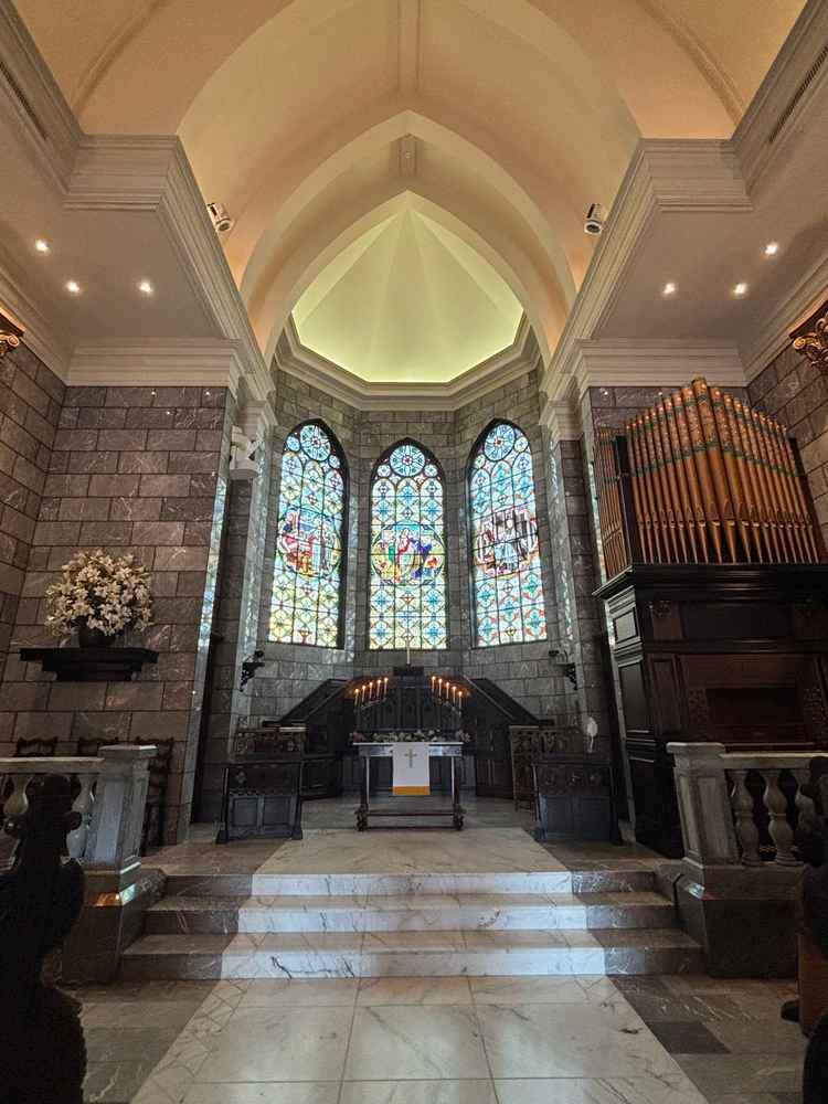 チャペルがステンドグラスや木に囲まれており綺麗だった。