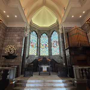 チャペルがステンドグラスや木に囲まれており綺麗だった。