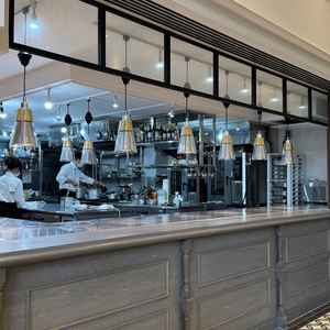 オープンキッチンの様子。お料理の様子を確認することができ、また見せたくない時は扉で隠すことができる。