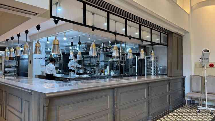 オープンキッチンの様子。お料理の様子を確認することができ、また見せたくない時は扉で隠すことができる。