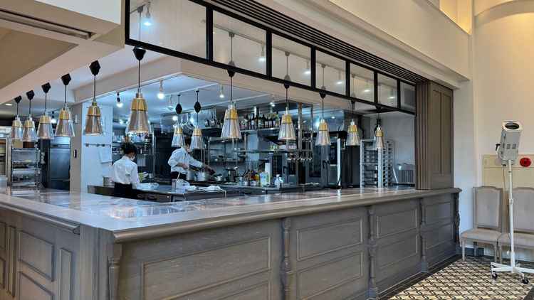 オープンキッチンの様子。お料理の様子を確認することができ、また見せたくない時は扉で隠すことができる。