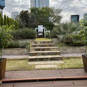 挙式会場(外)草木は一年中緑になっているとのこと