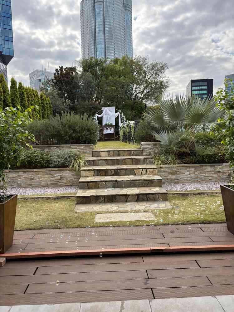 挙式会場(外)草木は一年中緑になっているとのこと