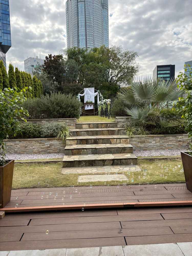 挙式会場(外)草木は一年中緑になっているとのこと