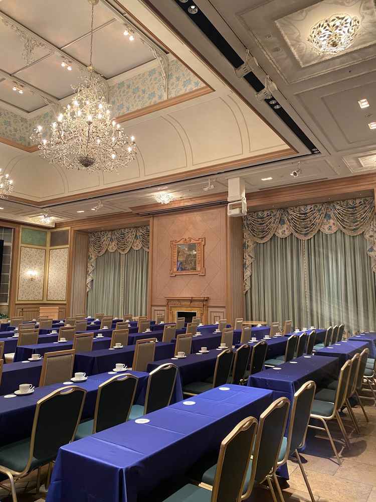 こちらの披露宴会場は、ホテルならではの豪華さはありながらも、自然美が感じられました。