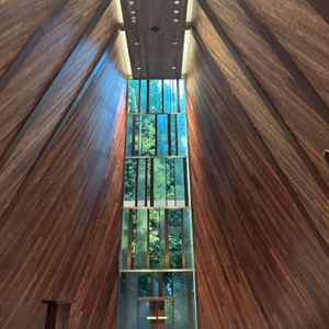 新しいチャペルはかなり天井高もしっかりあった。