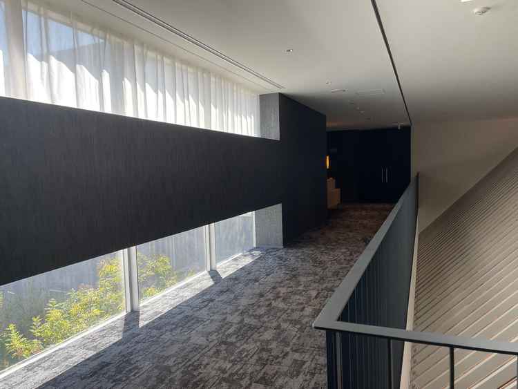 挙式会場への動線も全て分かりやすいです。色んなところで光を取り込んでます。