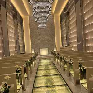 挙式会場。天井が高く、照明の調光も変えられる。