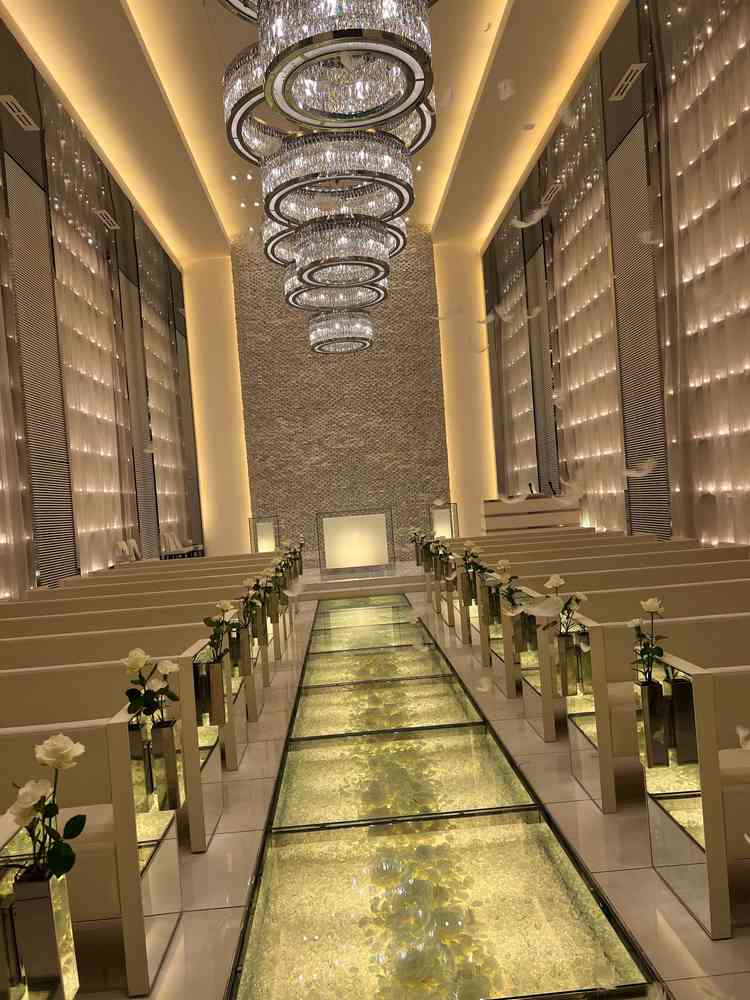 挙式会場。天井が高く、照明の調光も変えられる。