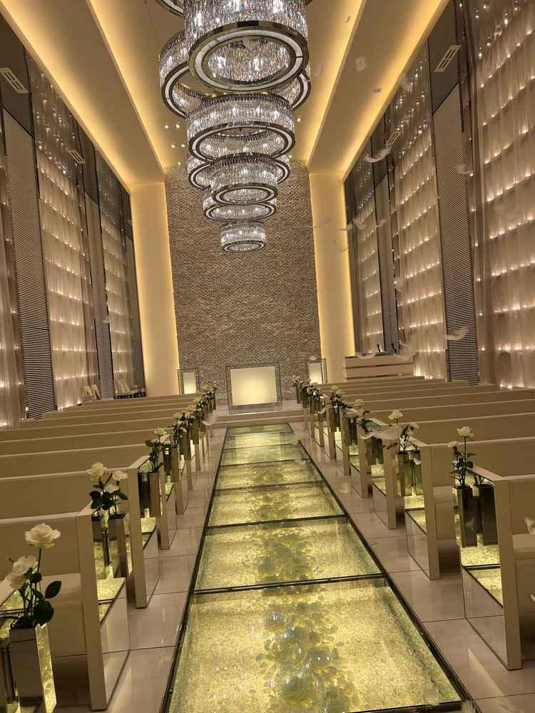 挙式会場。天井が高く、照明の調光も変えられる。