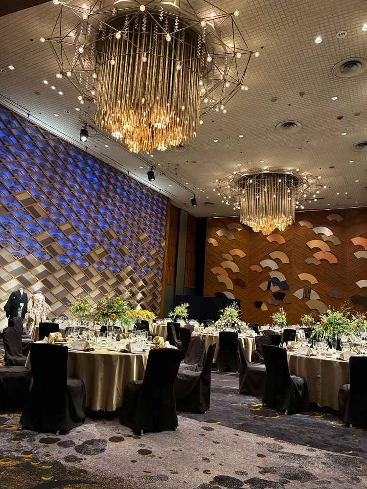 芙蓉の間の披露宴会場。とてもゴージャスな雰囲気。