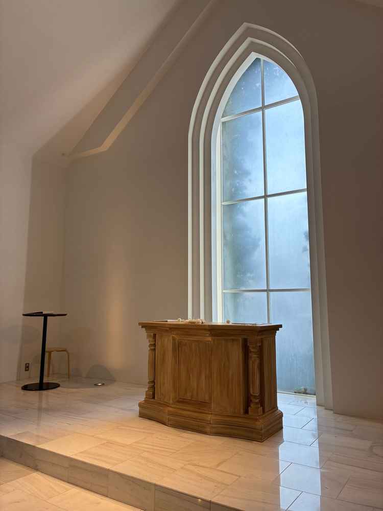 シンプルで暖かな雰囲気のチャペル。新郎新婦が映えそうでした。