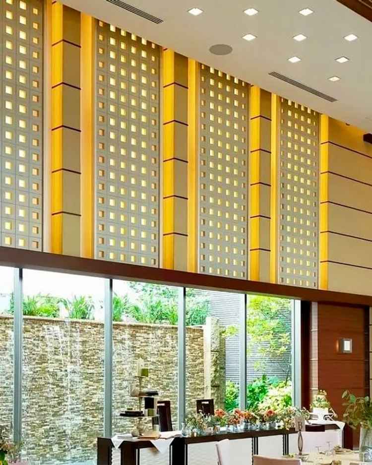 披露宴会場。水や光を感じられたり、1つ目に見学した会場は窓からチャペルが見えて素敵です。