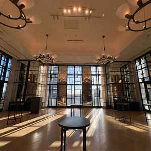 2個会場を見せていただき、こちらは鏡がついていたのでシックでかっこいい雰囲気でした。