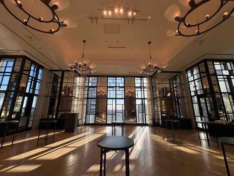 2個会場を見せていただき、こちらは鏡がついていたのでシックでかっこいい雰囲気でした。