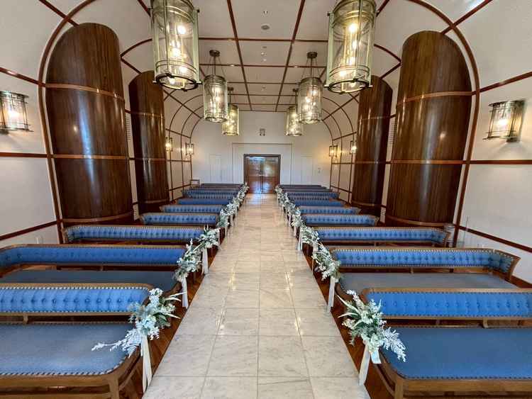 チャペル。正面からゲスト側を向いた写真。豪華客船をモチーフにしているとのこと。