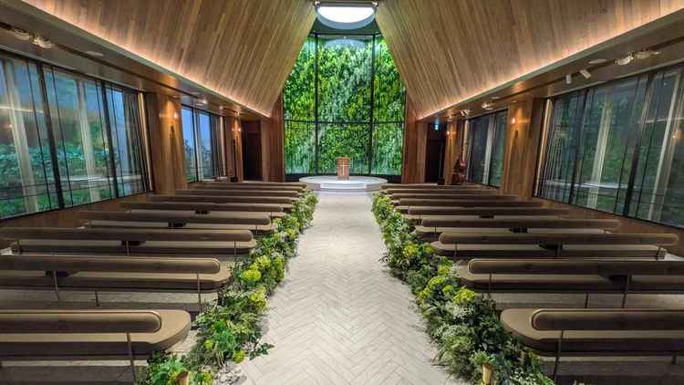 チャペルの写真。大人っぽい雰囲気で良かった。背景の緑が写真に映えるように計算されて創れられているとの