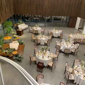 披露宴会場、広くて外のプールとのマッチも綺麗で、スタッフさんのおもてなしもすごかったです！