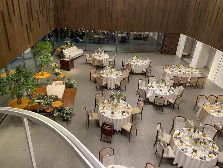 披露宴会場、広くて外のプールとのマッチも綺麗で、スタッフさんのおもてなしもすごかったです！