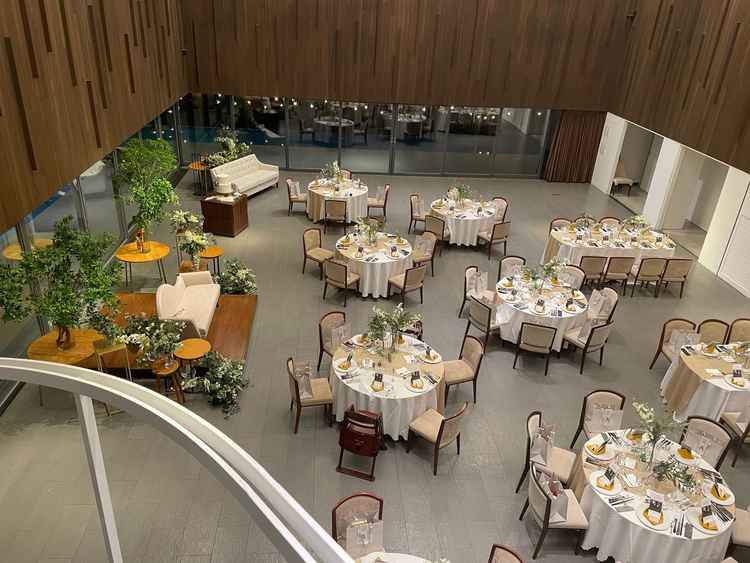 披露宴会場、広くて外のプールとのマッチも綺麗で、スタッフさんのおもてなしもすごかったです！