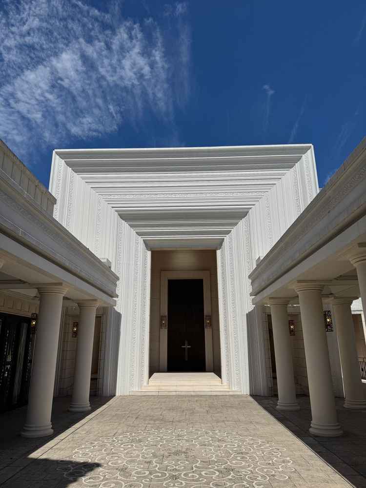 チャペルの外観です。チャペルの大きな扉には重厚感があります。