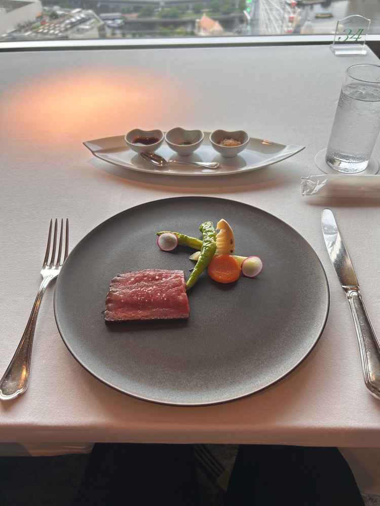 試食内容。均等にサシが入っている肉で贅沢な気分を味わえた。醤油を二日間漬け込んだ卵黄のソースも美味。