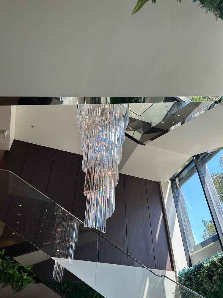 会場入ってすぐに素敵なシャンデリア