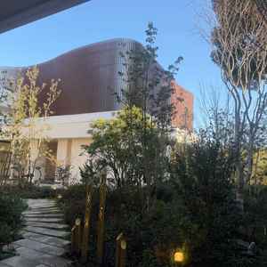 チャペルにつながる中庭は季節ごとに雰囲気が変わるそう。ひっそりとチャペルのある感じがとても素敵。