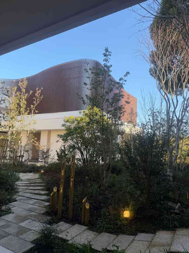 チャペルにつながる中庭は季節ごとに雰囲気が変わるそう。ひっそりとチャペルのある感じがとても素敵。