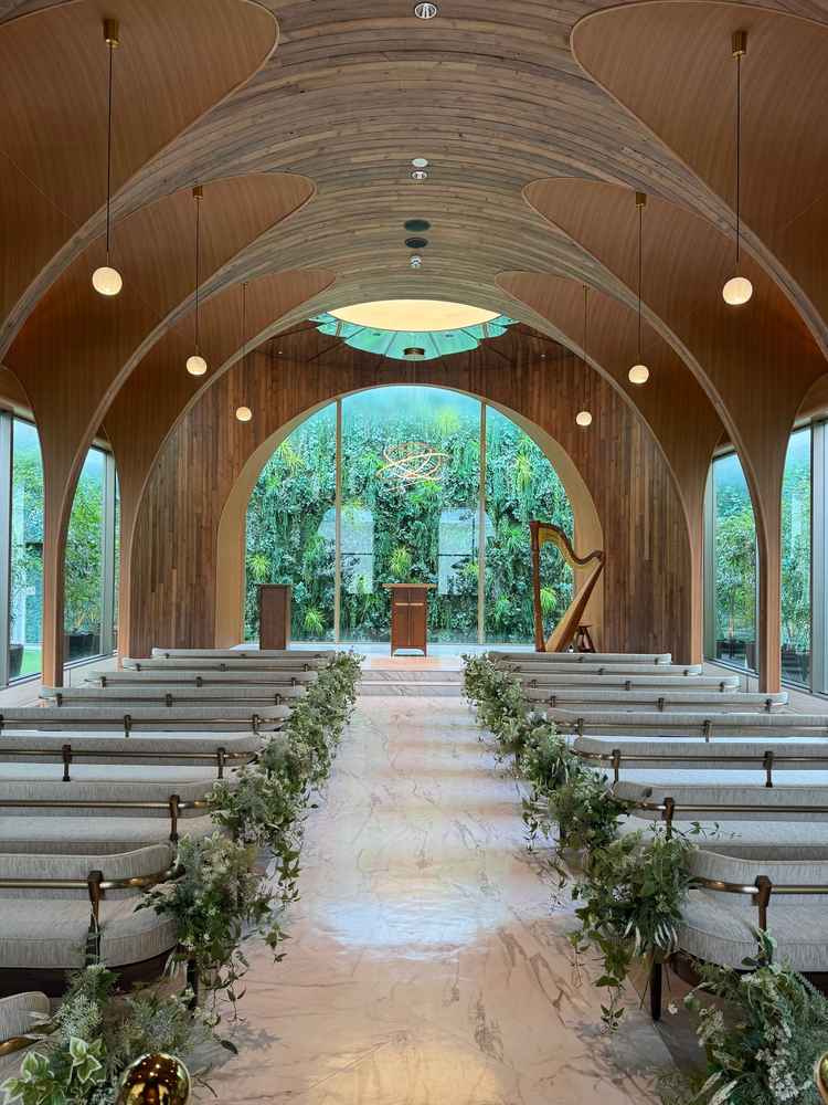 緑と木目のチャペル、生で見る方が何倍も綺麗でした。都会感が全くなく、落ち着いた雰囲気です