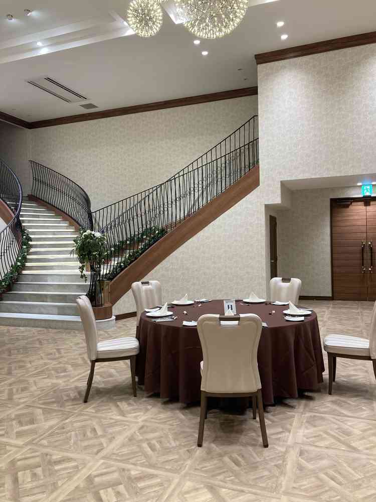 披露宴会場。階段が二つあったりプロジェクションマッピングできるのが魅力的でした。