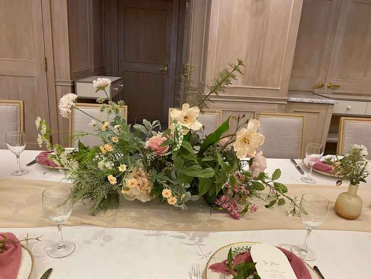 お花とテーブルクロスを変えるとこんなにも雰囲気が変わるんだと感じました。