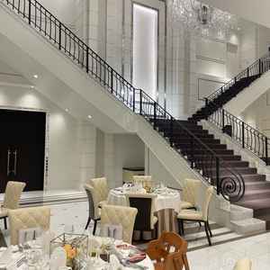 挙式会場内に大階段がある。プリンセスのような演出がしたい方にオススメ。