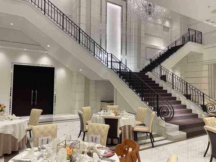 挙式会場内に大階段がある。プリンセスのような演出がしたい方にオススメ。