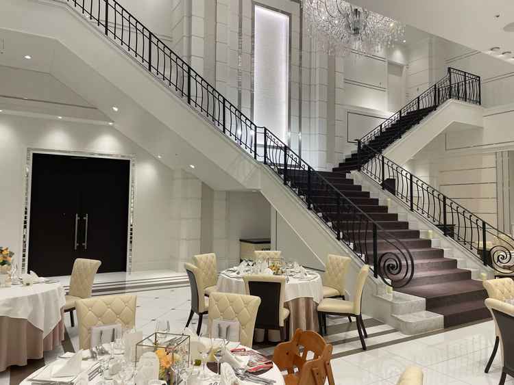 挙式会場内に大階段がある。プリンセスのような演出がしたい方にオススメ。