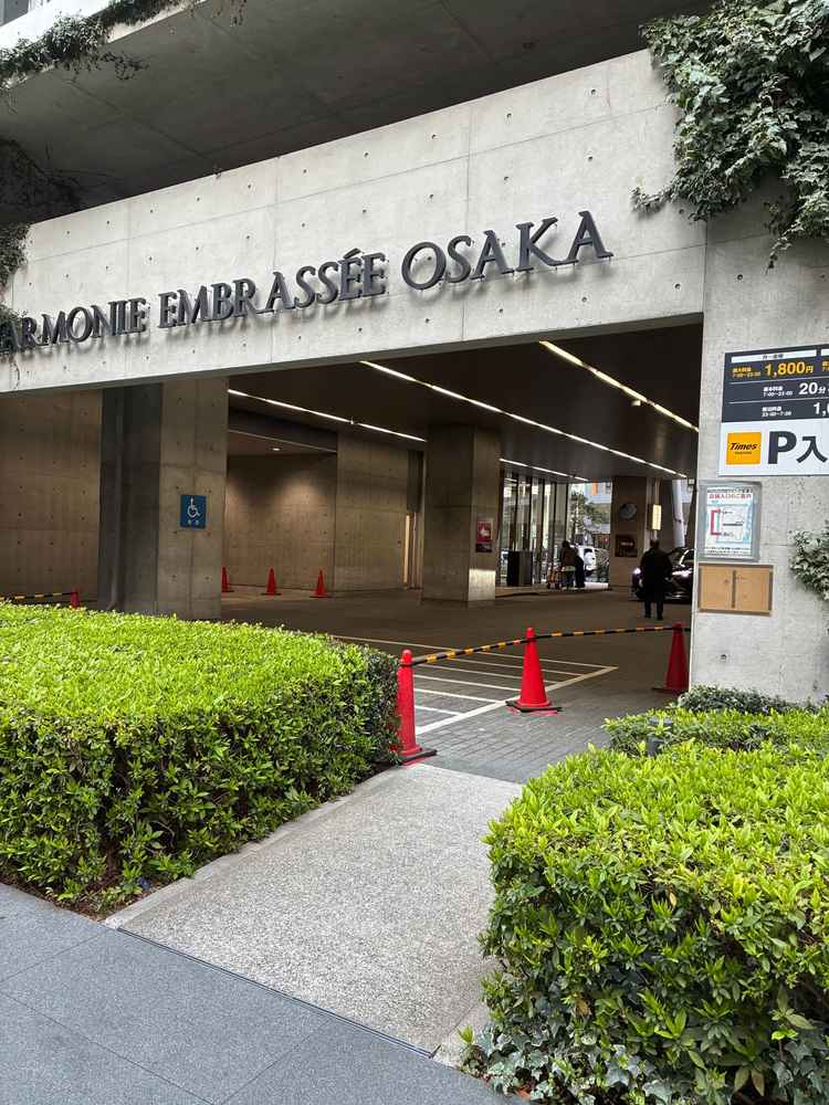 コンクリート調で落ち着いた外観が高級感を感じさせる入口