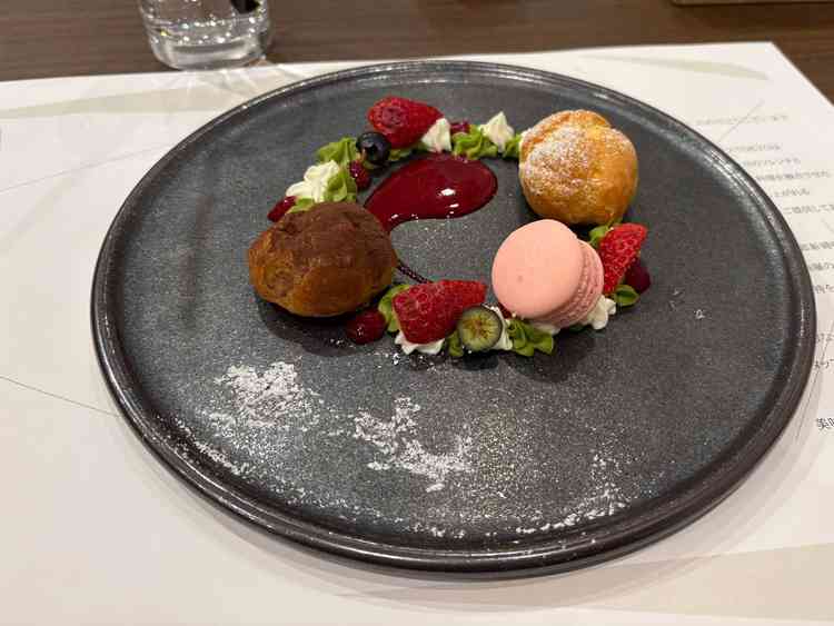 クリスマスシーズンのデザート。特にマカロンが美味しかったです！