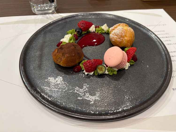 クリスマスシーズンのデザート。特にマカロンが美味しかったです！