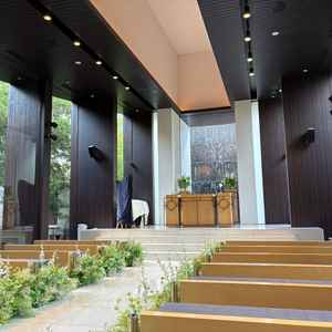 挙式会場はガラス張りで外の緑が見えて晴れやかな気持ちになった。