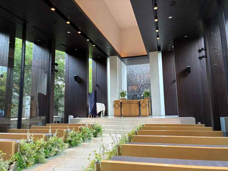 挙式会場はガラス張りで外の緑が見えて晴れやかな気持ちになった。
