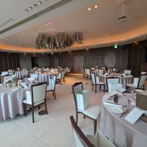 白を基調とした披露宴会場