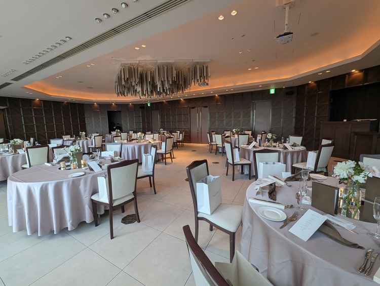 白を基調とした披露宴会場