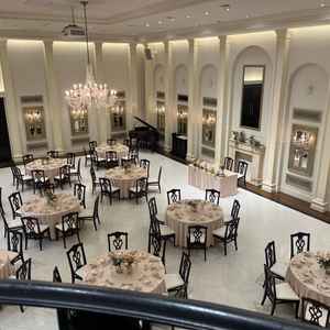 階段を登った先から見た披露宴会場。