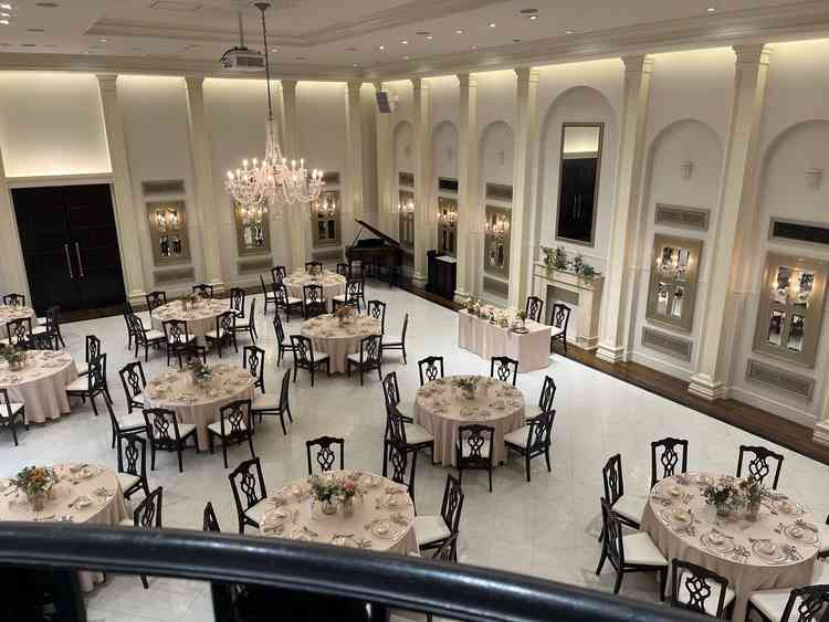 階段を登った先から見た披露宴会場。